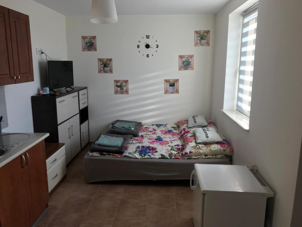 Kris Apartment Kajetany Екстериор снимка